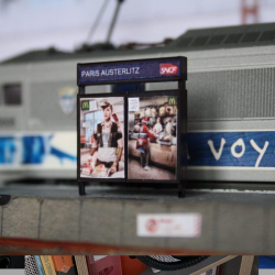 LTA011 : Panneau d'affichage publicitaire pour gare